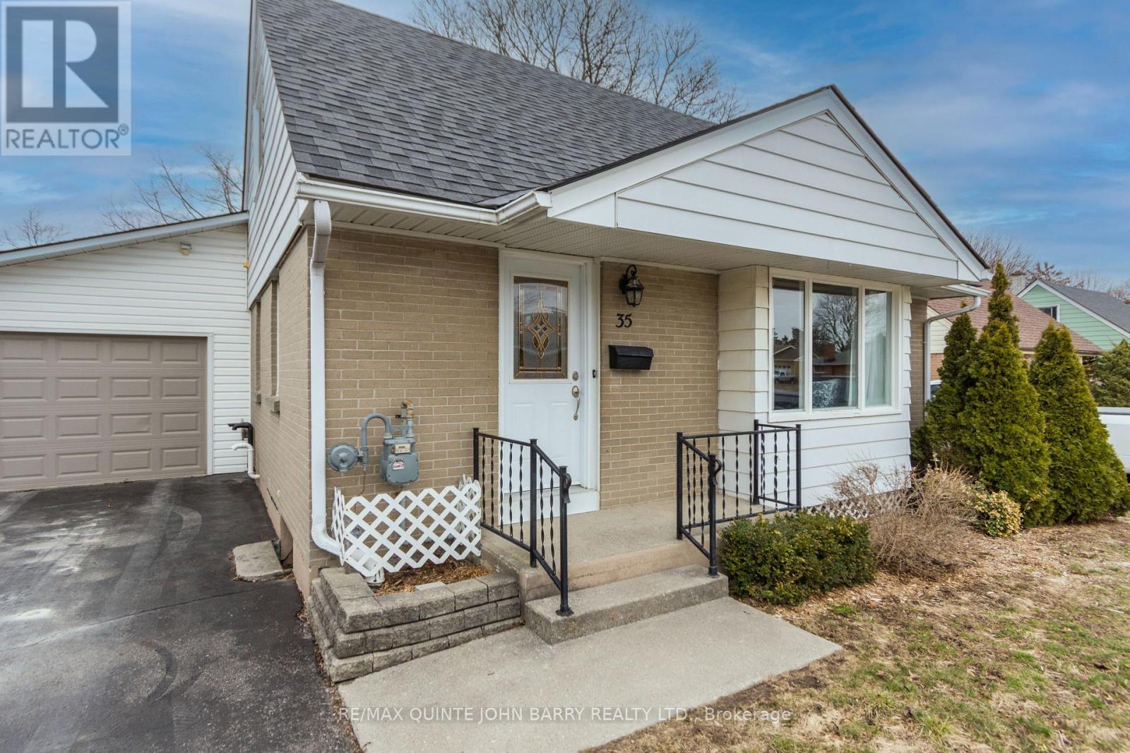 35 Fourth Avenue, Quinte West, Ontario  K8V 5N5 - Photo 2 - X12966644