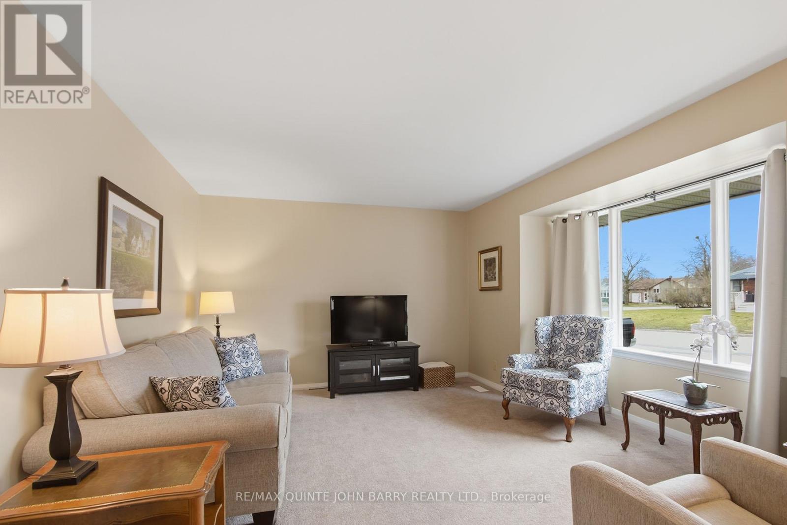 35 Fourth Avenue, Quinte West, Ontario  K8V 5N5 - Photo 7 - X12966644