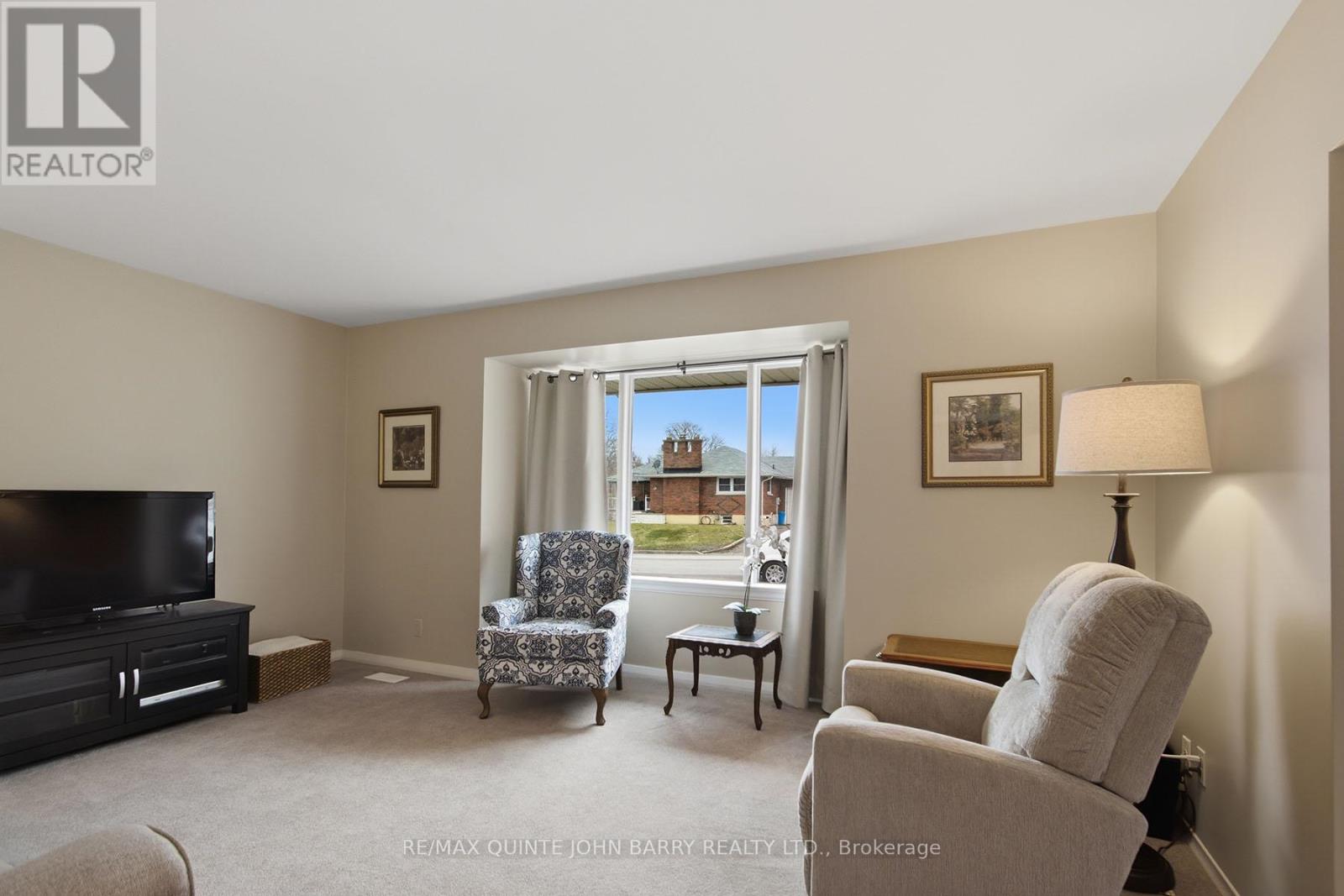 35 Fourth Avenue, Quinte West, Ontario  K8V 5N5 - Photo 8 - X12966644