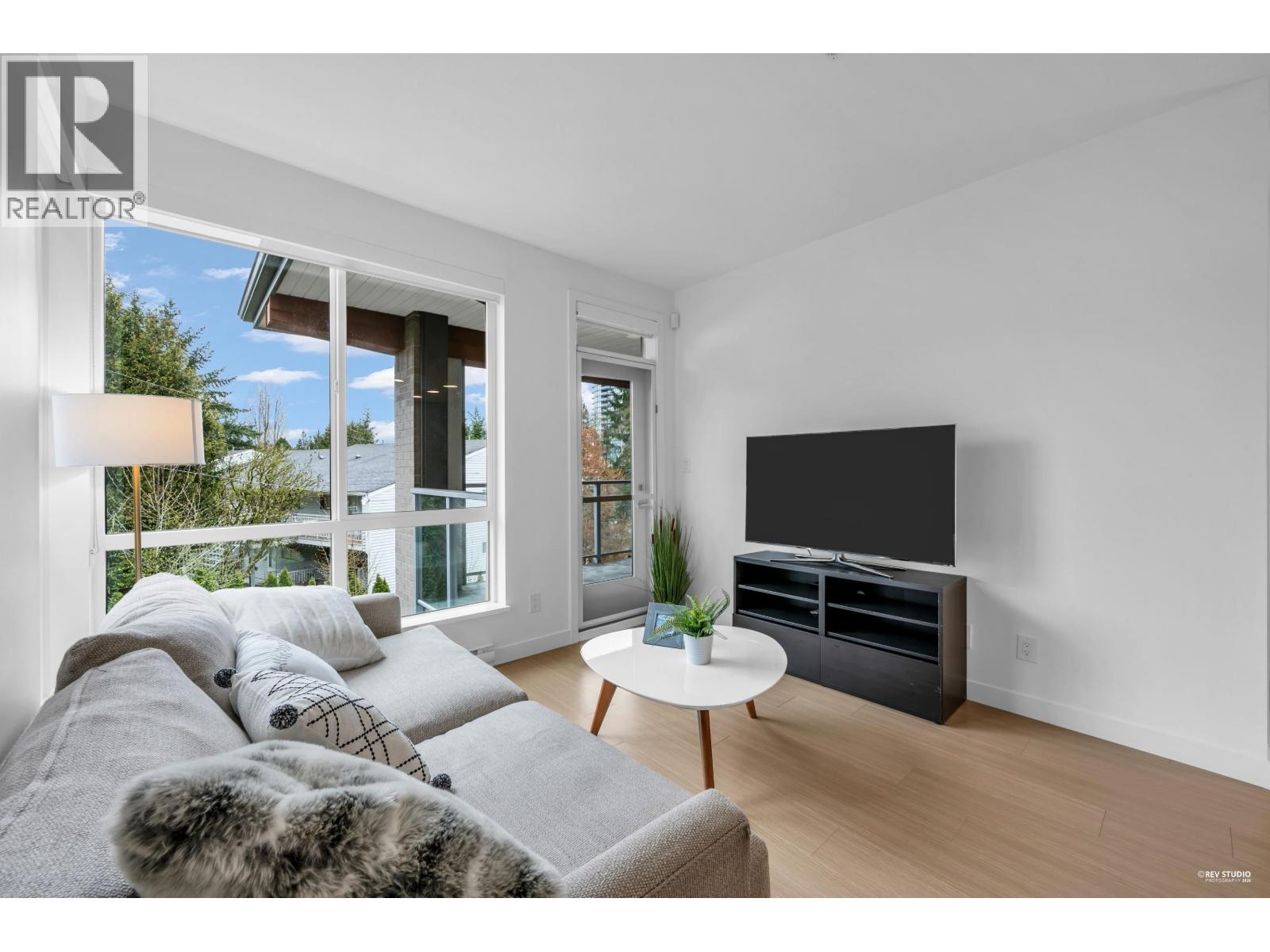 318 5460 Broadway, Burnaby, British Columbia  V5B 0B4 - Photo 1 - R3107470