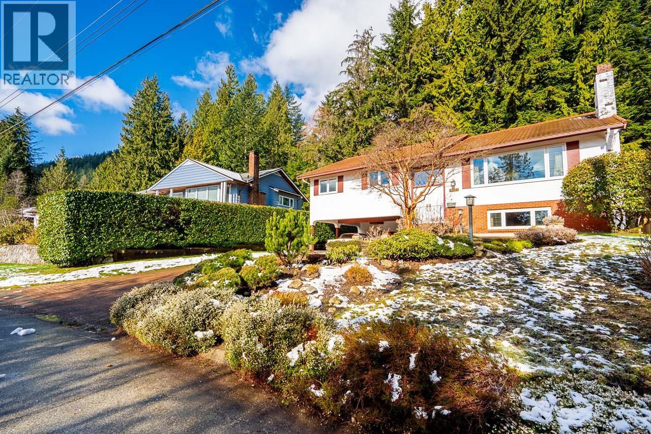 4651 Valley Road, North Vancouver, British Columbia  V7K 2M1 - Photo 2 - R3107550