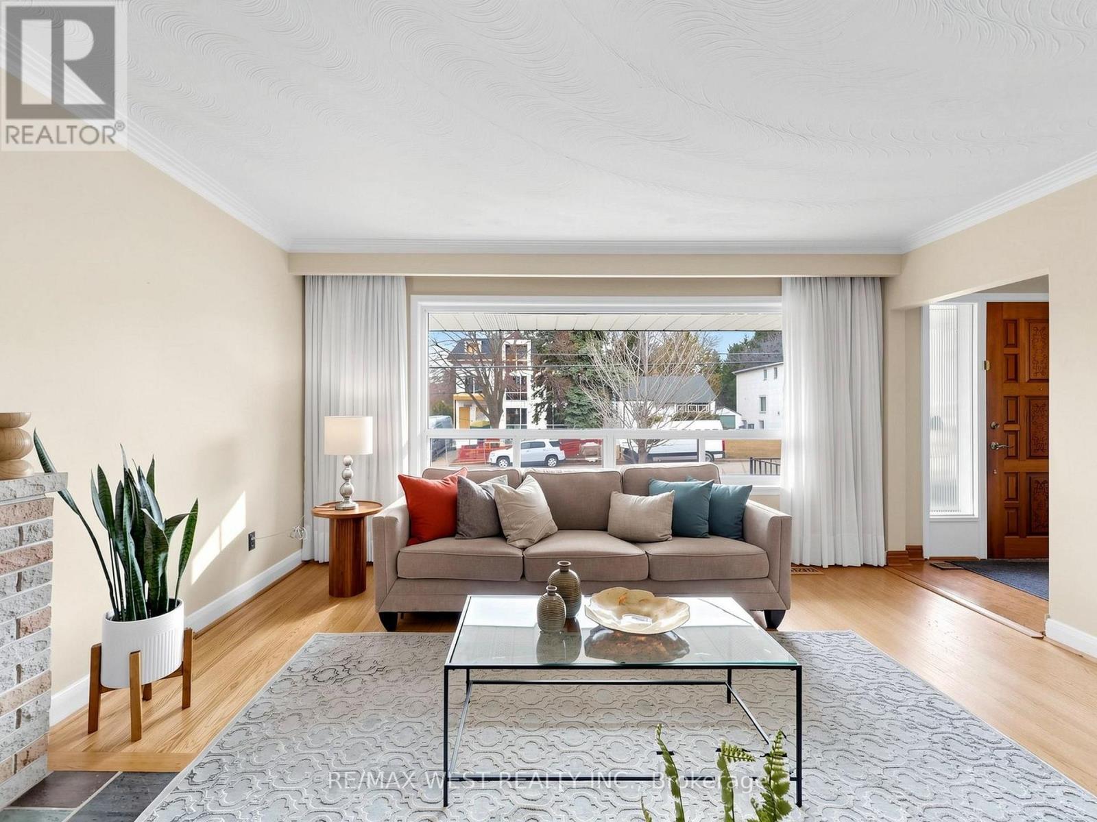 53 Wedgewood Drive, Toronto, Ontario  M2M 2H4 - Photo 5 - C12966642