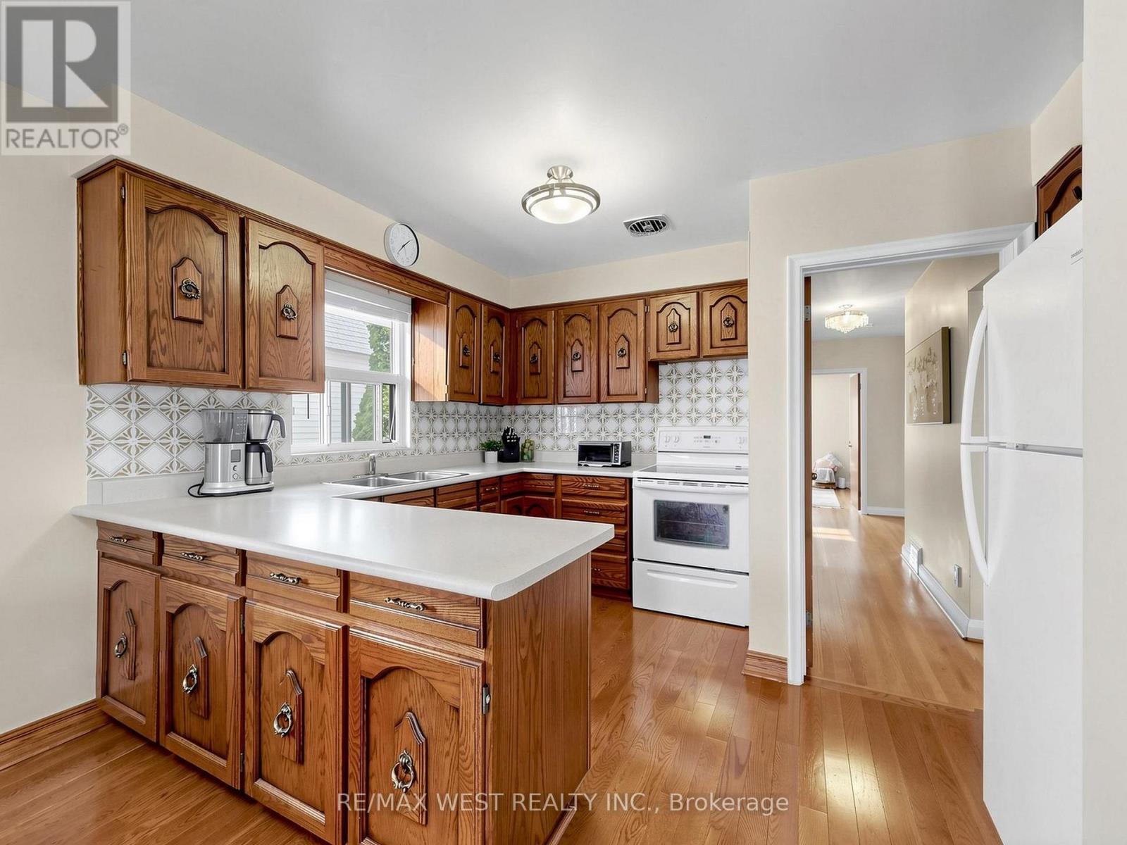 53 Wedgewood Drive, Toronto, Ontario  M2M 2H4 - Photo 9 - C12966642