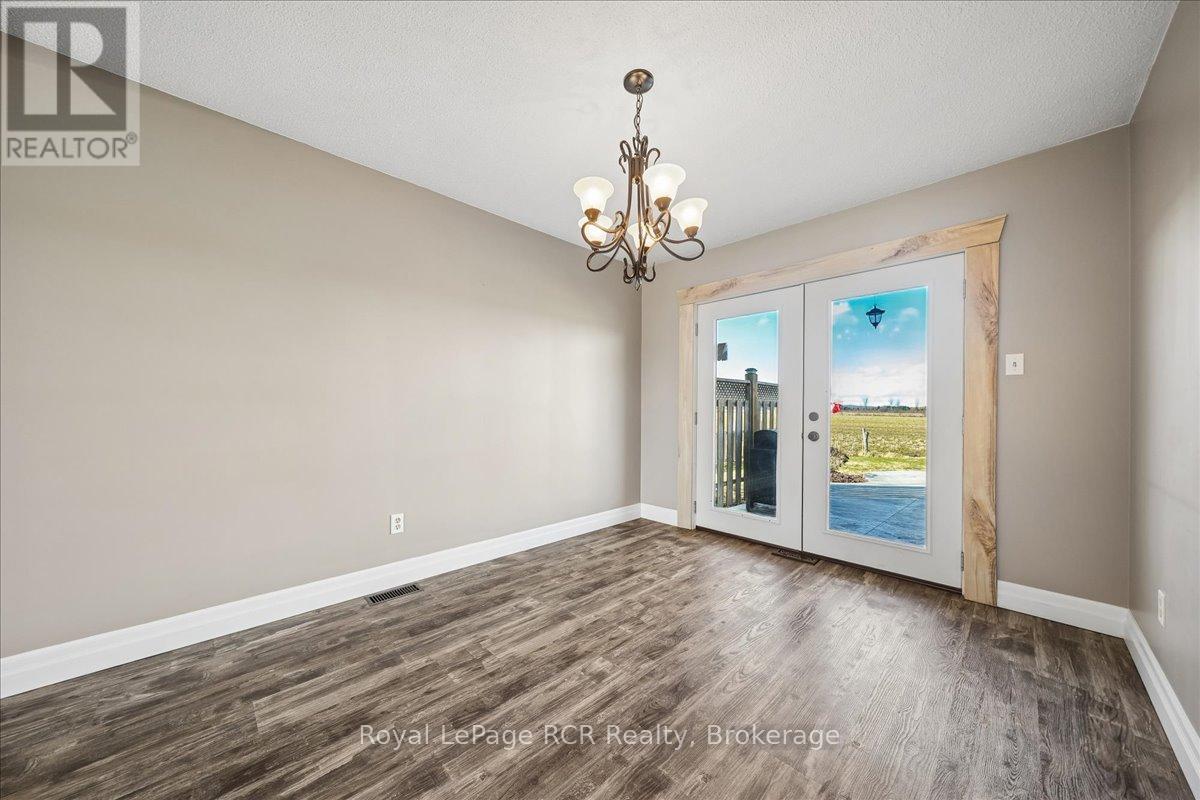 883 30th Street W, Georgian Bluffs, Ontario N4K 6V5 - Photo 10 - X12966186