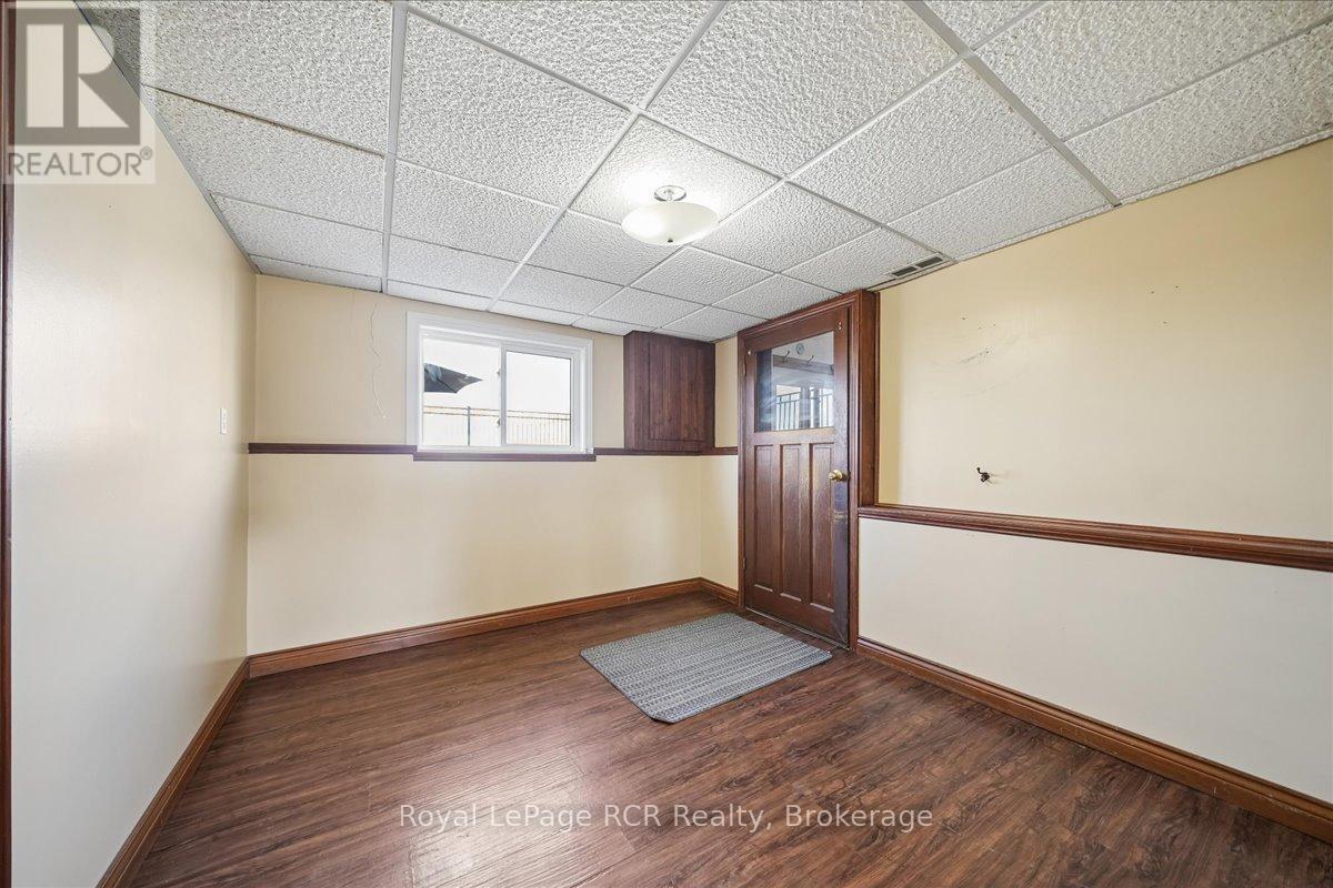 883 30th Street W, Georgian Bluffs, Ontario N4K 6V5 - Photo 34 - X12966186