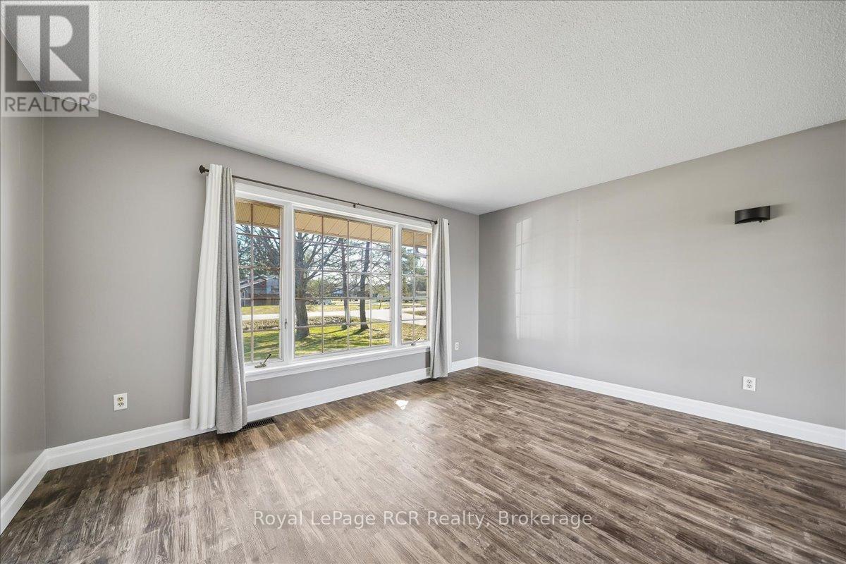 883 30th Street W, Georgian Bluffs, Ontario N4K 6V5 - Photo 7 - X12966186