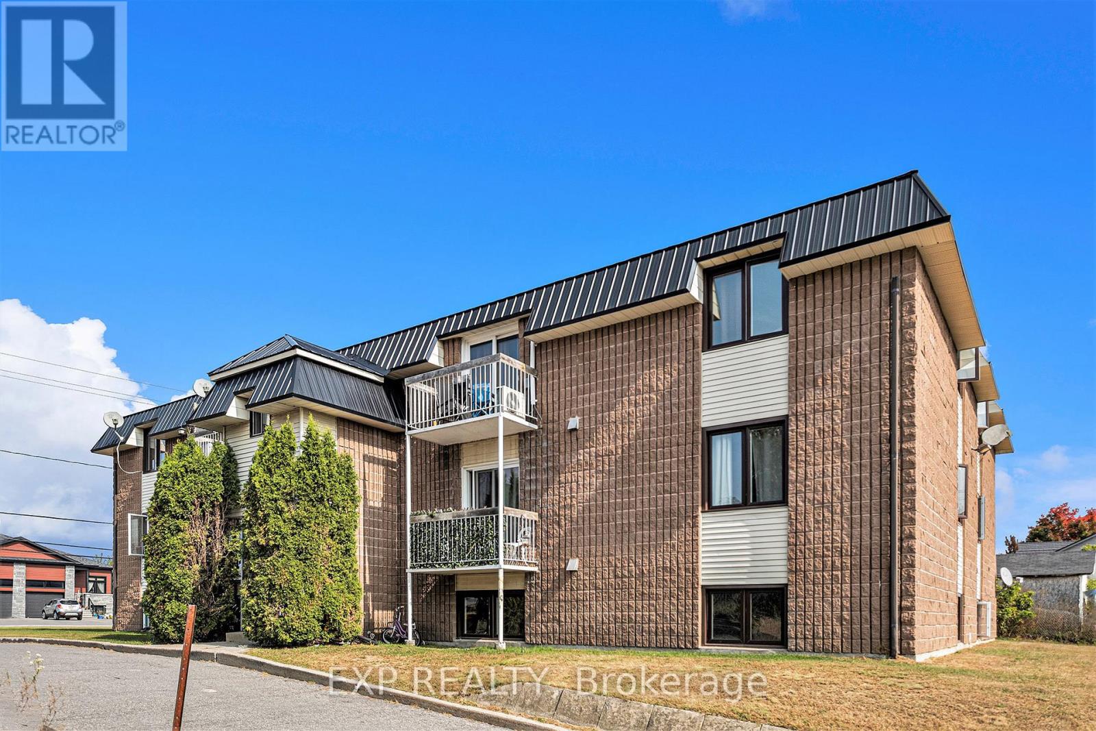 4 - 875 Laurier Street, Clarence-Rockland, Ontario K4K 1E6 - Photo 2 - X12616382