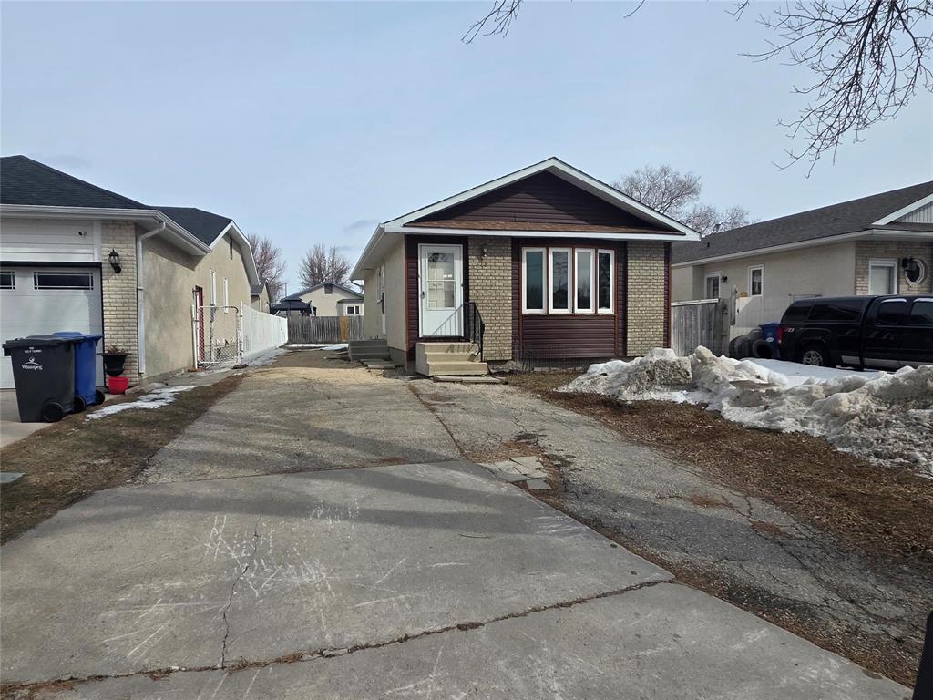 12 Chisholm Drive, Winnipeg, Manitoba