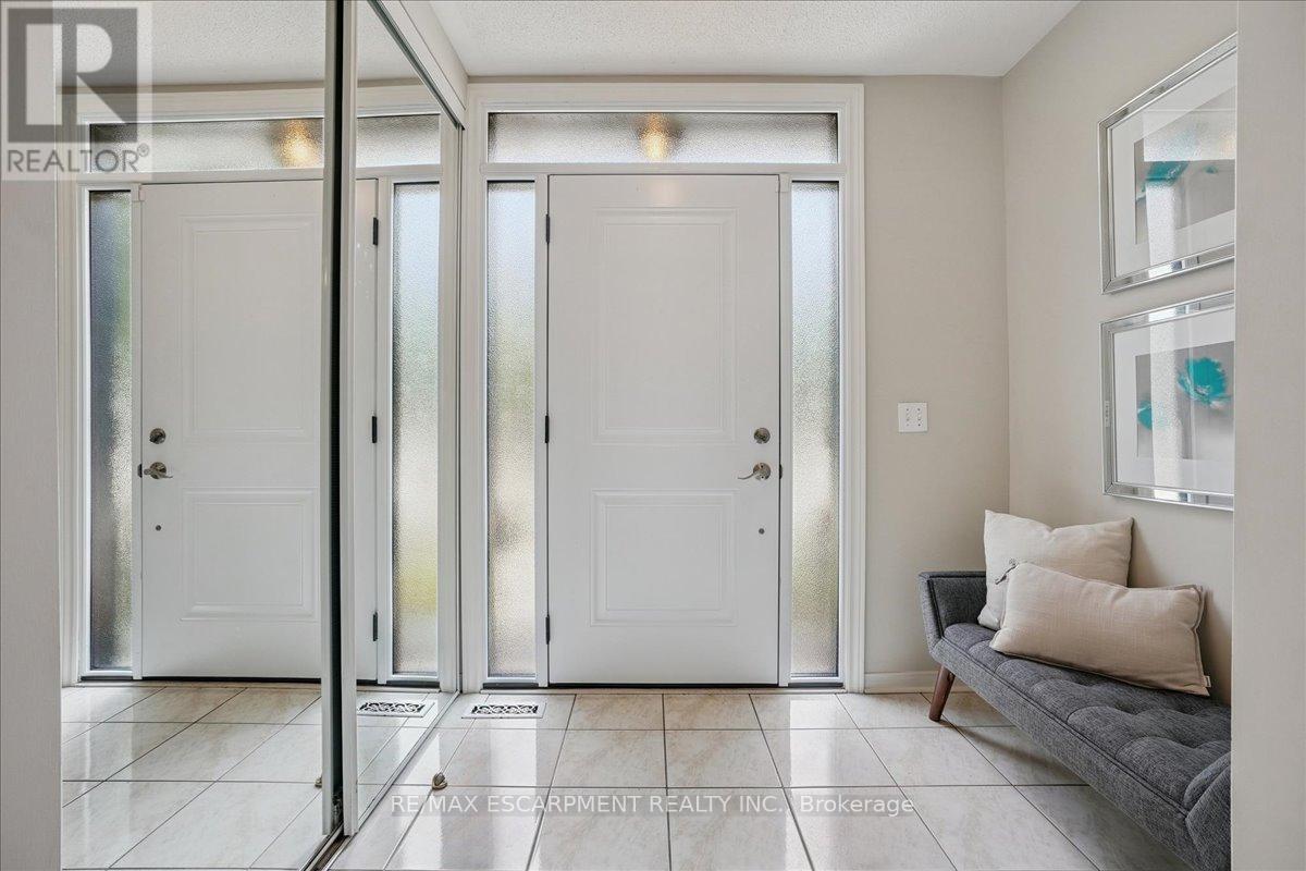 105 River Glen Boulevard, Oakville, Ontario  L6H 5Z5 - Photo 2 - W12966678