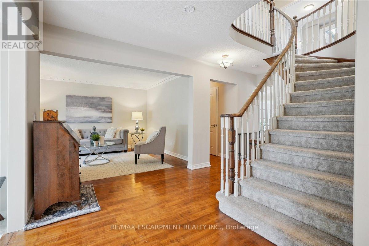 105 River Glen Boulevard, Oakville, Ontario  L6H 5Z5 - Photo 3 - W12966678