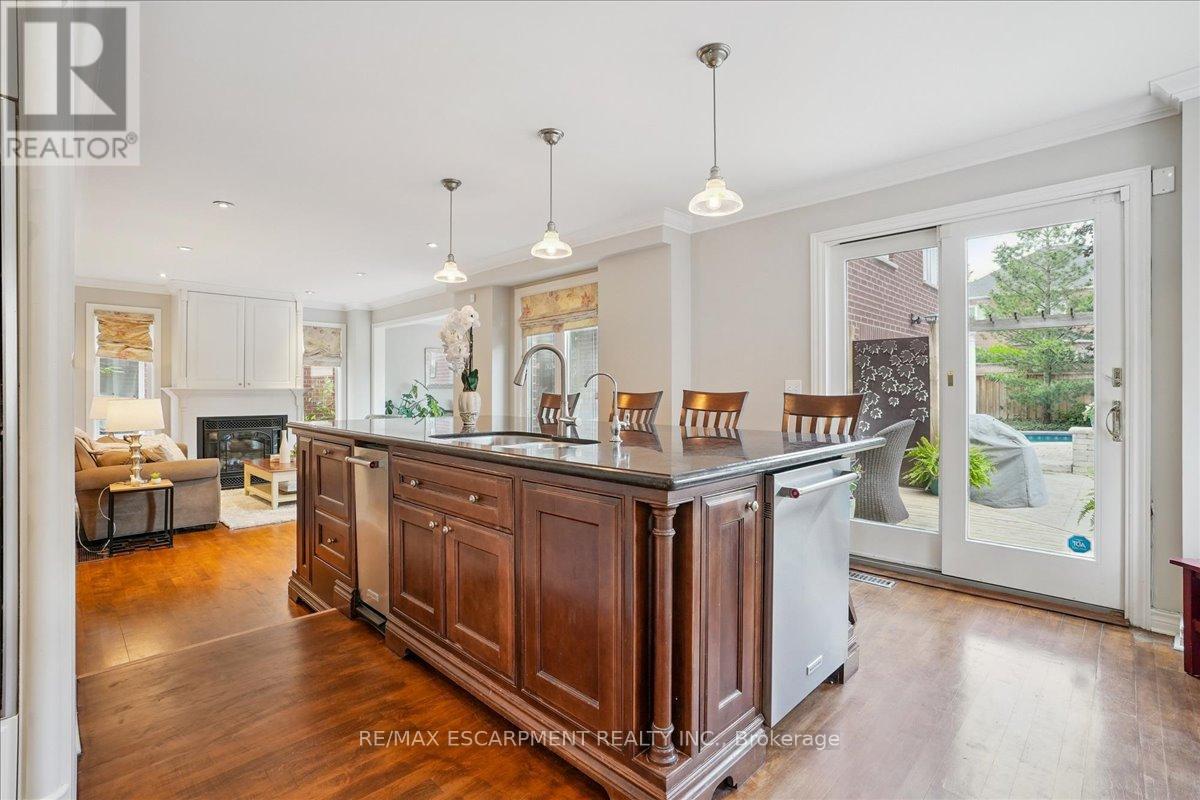 105 River Glen Boulevard, Oakville, Ontario  L6H 5Z5 - Photo 7 - W12966678