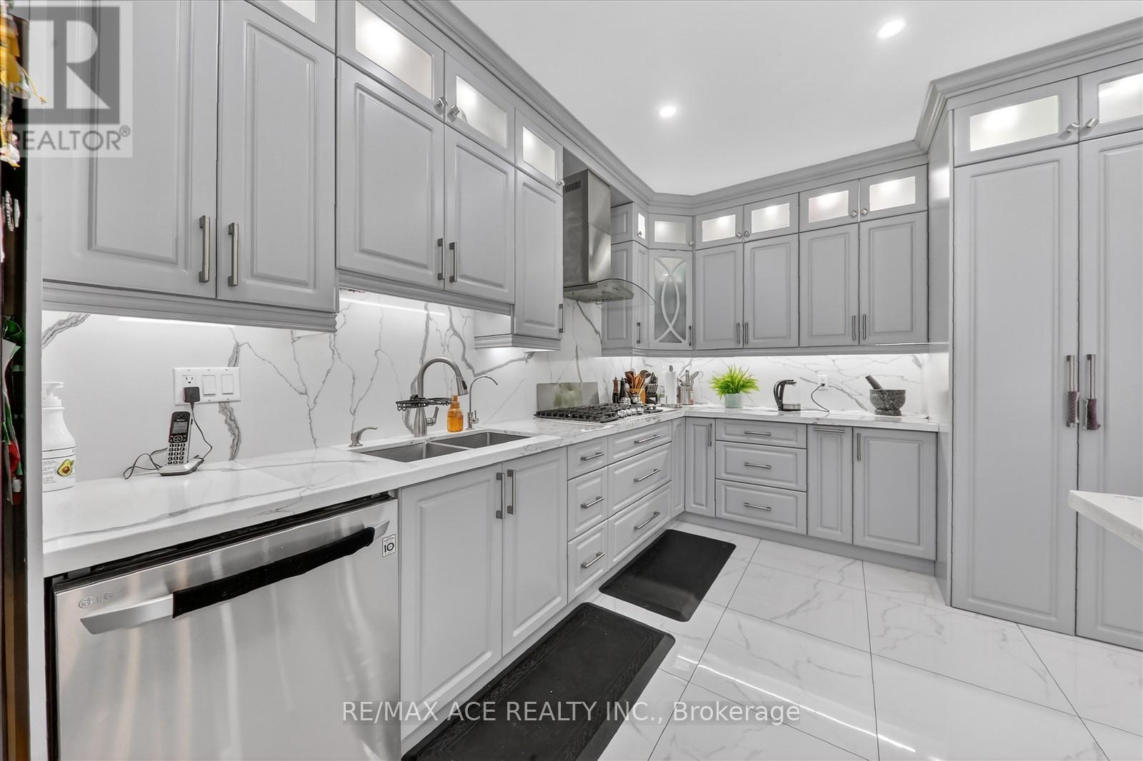 9 Invitational Road, Brampton, Ontario  L6P 2H1 - Photo 15 - W12962210