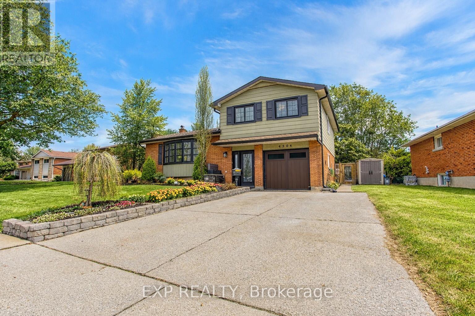 4504 Queensway Gardens, Niagara Falls, Ontario  L2E 6P7 - Photo 1 - X12966562