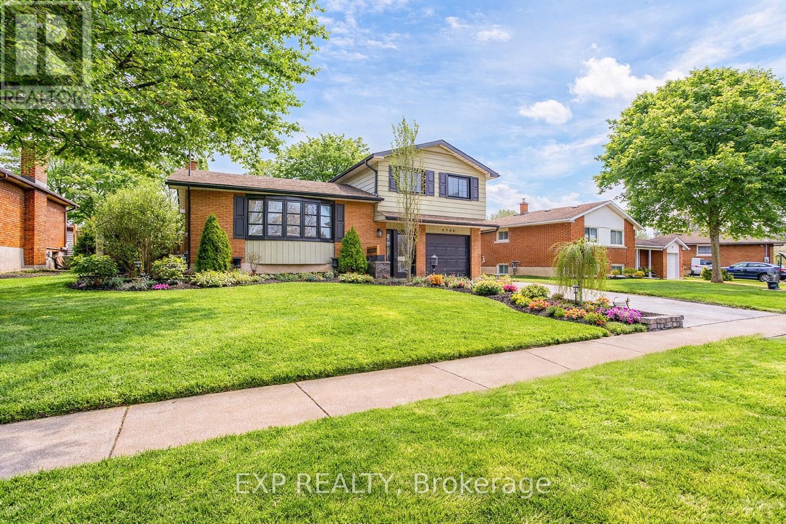 4504 Queensway Gardens, Niagara Falls, Ontario  L2E 6P7 - Photo 2 - X12966562