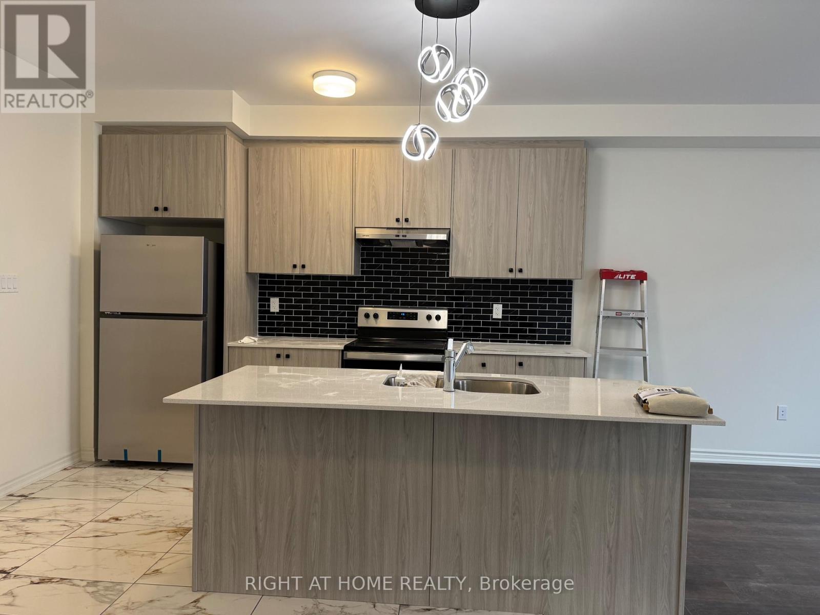 108 Sanderson Drive, Kawartha Lakes, Ontario  K9V 0S7 - Photo 6 - X12942068