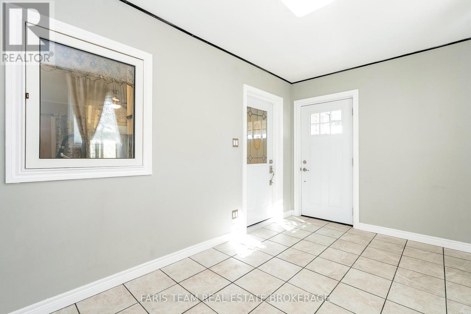 13 Sunrise Circle, Bradford West Gwillimbury, Ontario  L3Z 2A5 - Photo 4 - N12709236