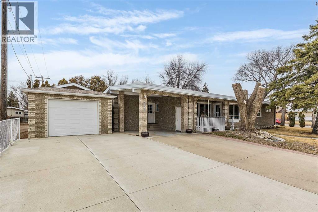 890 Hargrave Way Nw, Medicine Hat, Alberta  T1A 6Y9 - Photo 2 - A2296299