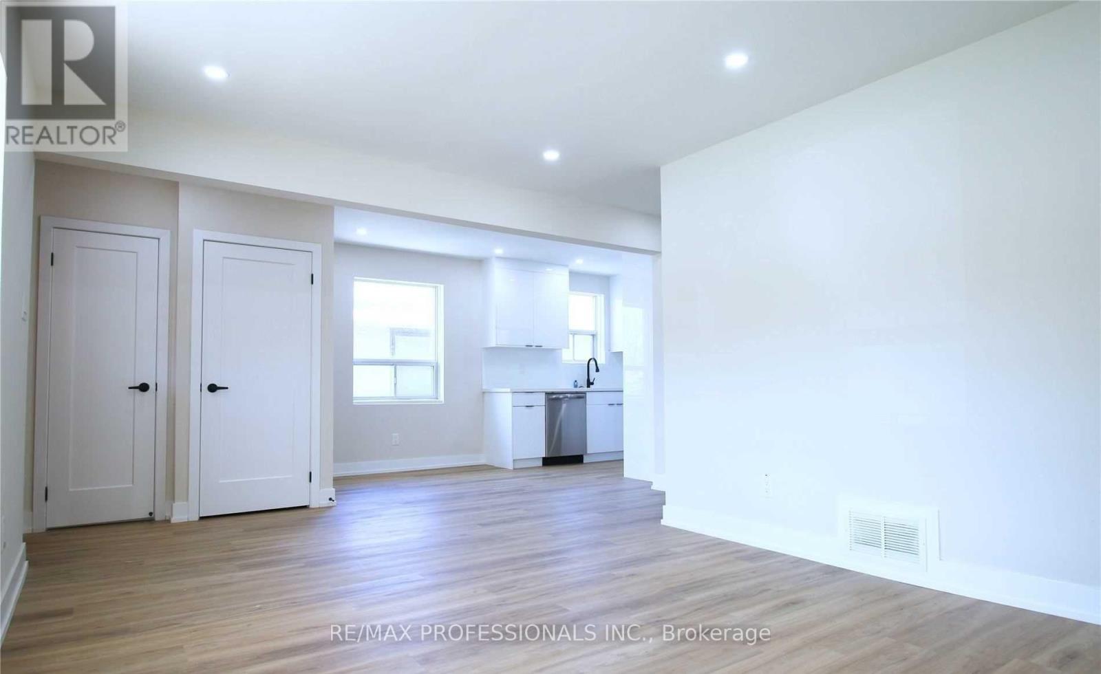 Main - 247 Beta Street, Toronto, Ontario  M8W 4H7 - Photo 6 - W12966750