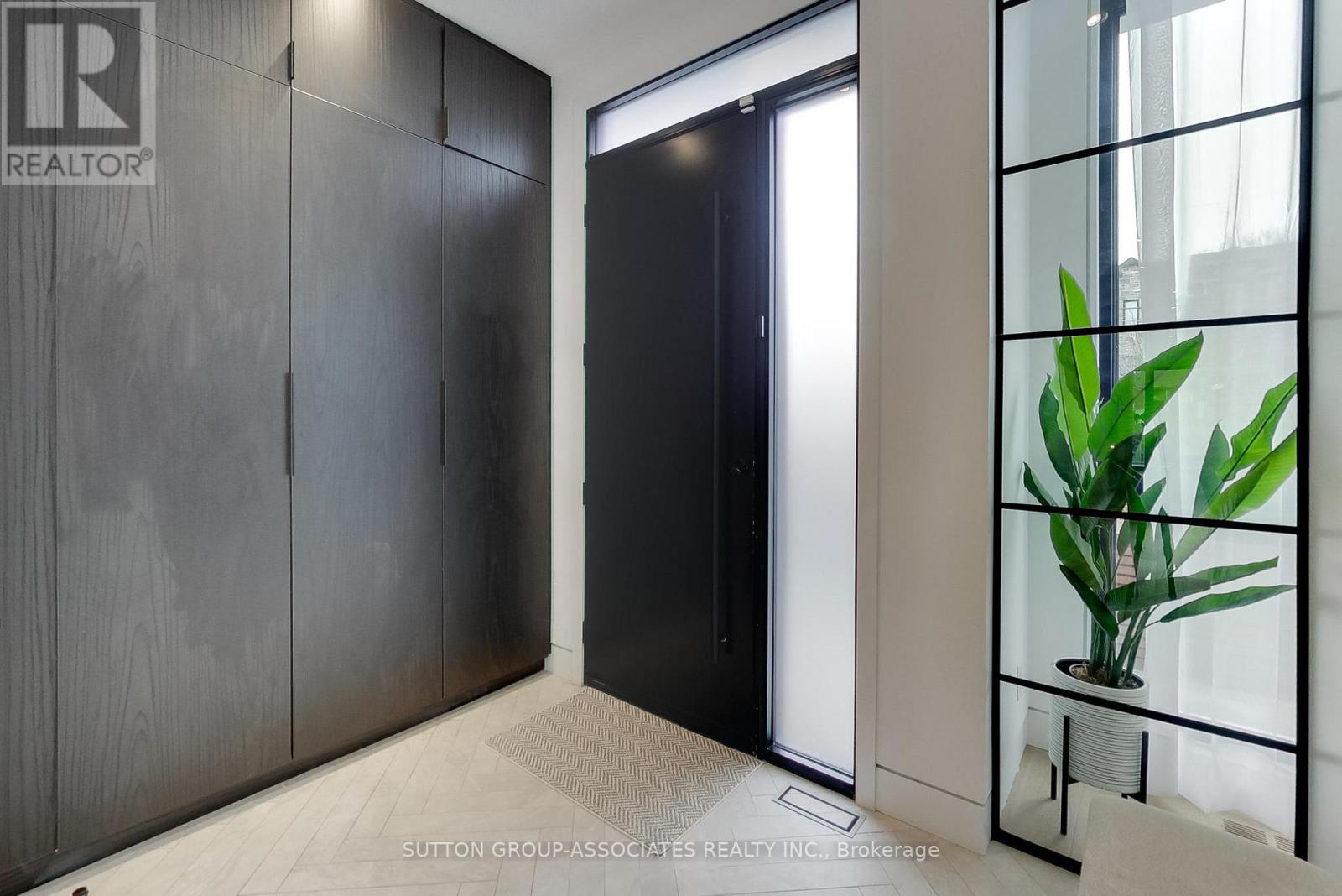 976 Glencairn Avenue, Toronto, Ontario  M6B 2A9 - Photo 4 - W12966798