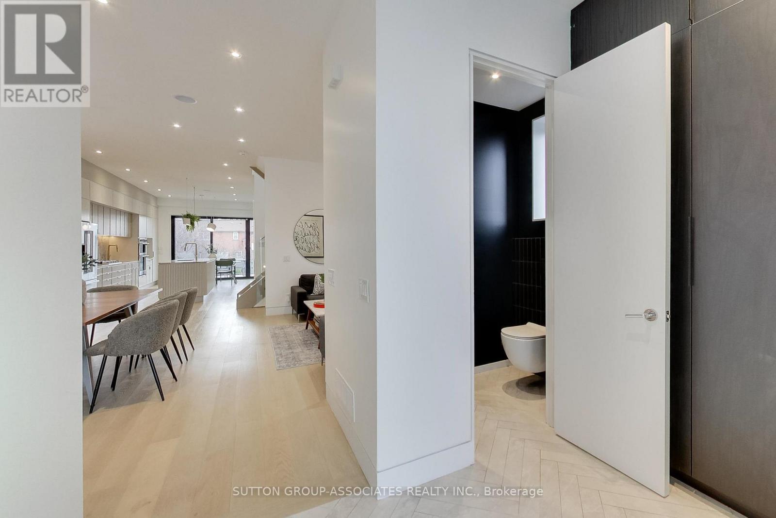 976 Glencairn Avenue, Toronto, Ontario  M6B 2A9 - Photo 5 - W12966798