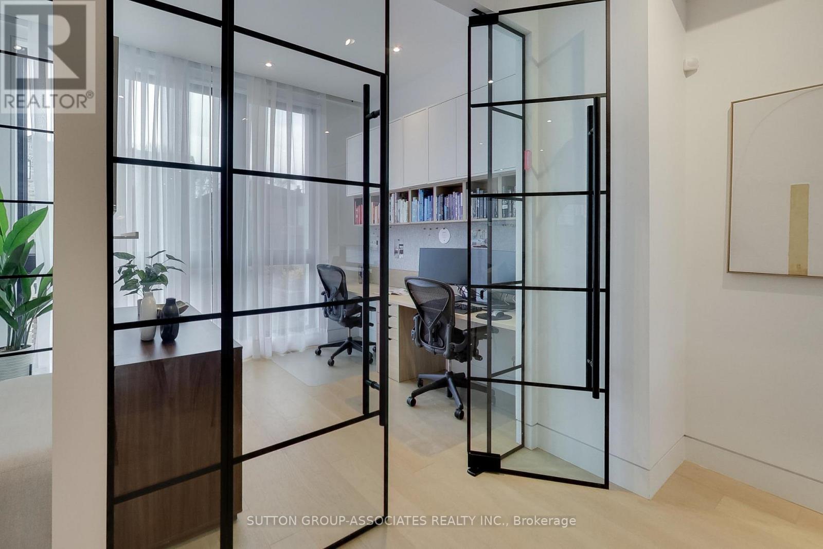 976 Glencairn Avenue, Toronto, Ontario  M6B 2A9 - Photo 8 - W12966798