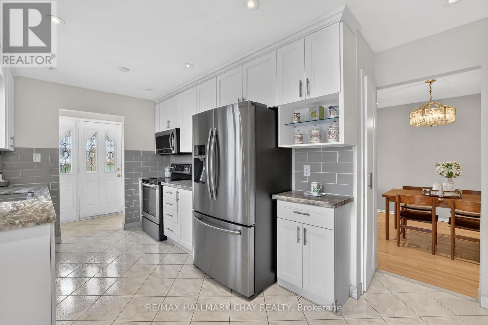 368 Lara Woods, Mississauga, Ontario  L5A 3A9 - Photo 5 - W12966852