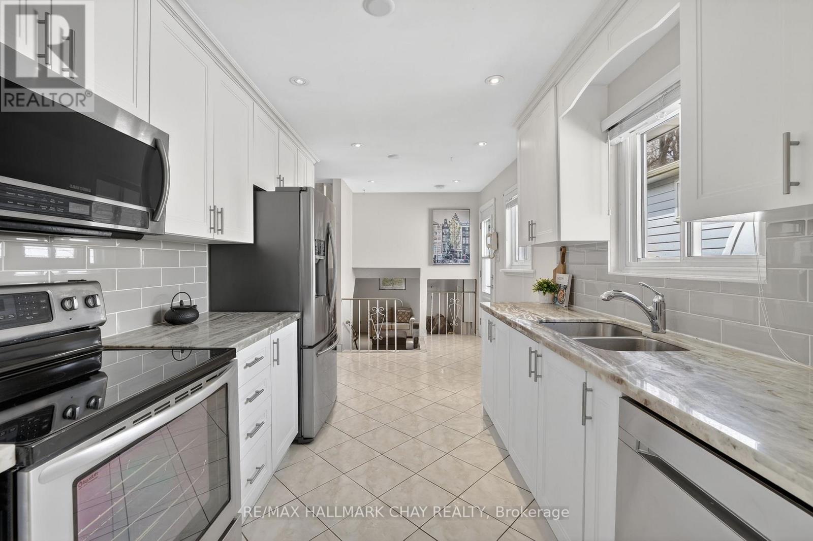 368 Lara Woods, Mississauga, Ontario  L5A 3A9 - Photo 6 - W12966852