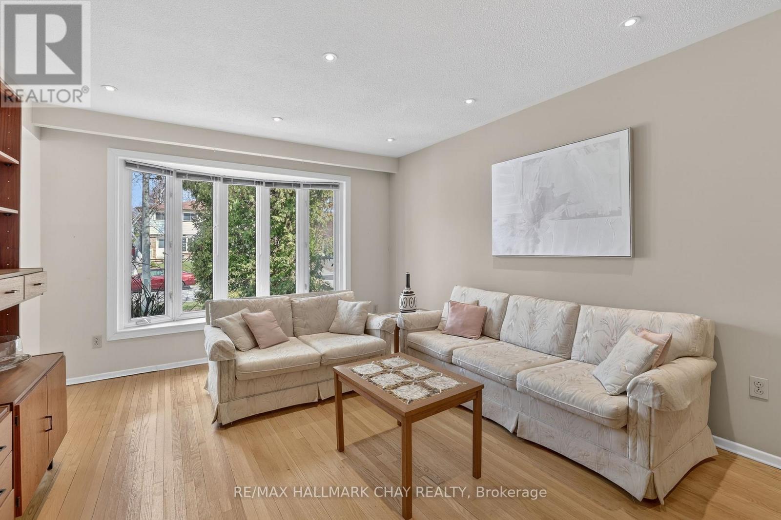 368 Lara Woods, Mississauga, Ontario  L5A 3A9 - Photo 7 - W12966852