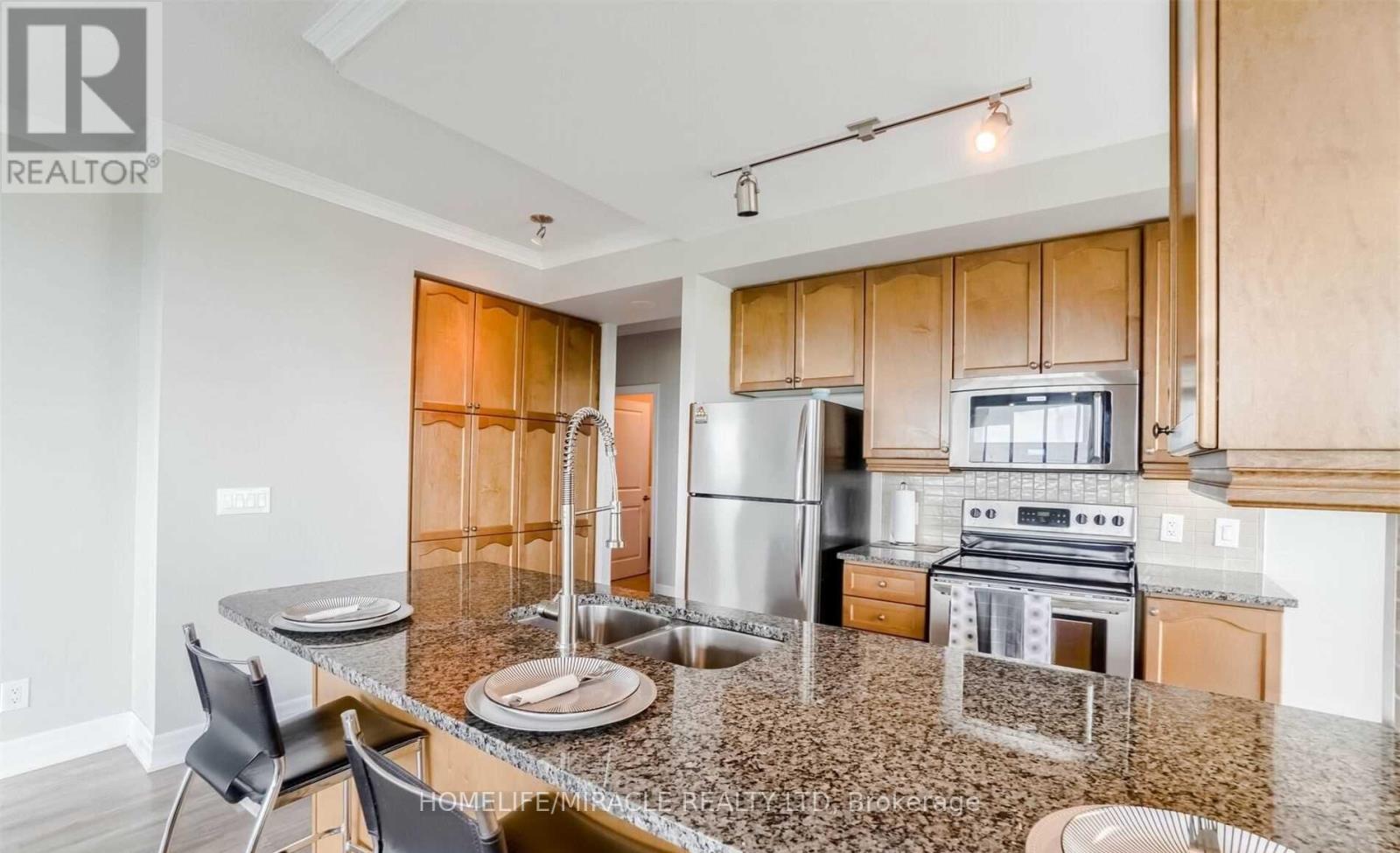 1002 - 100 John Street, Brampton, Ontario  L6W 0A8 - Photo 4 - W12966878