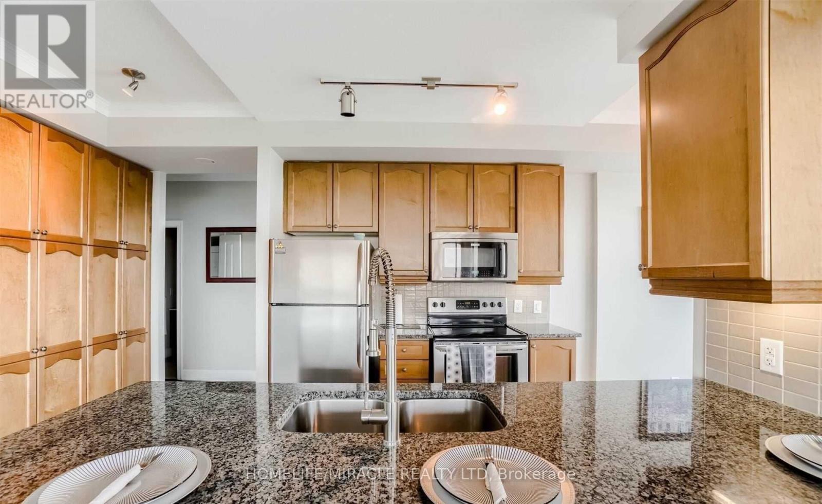 1002 - 100 John Street, Brampton, Ontario  L6W 0A8 - Photo 5 - W12966878