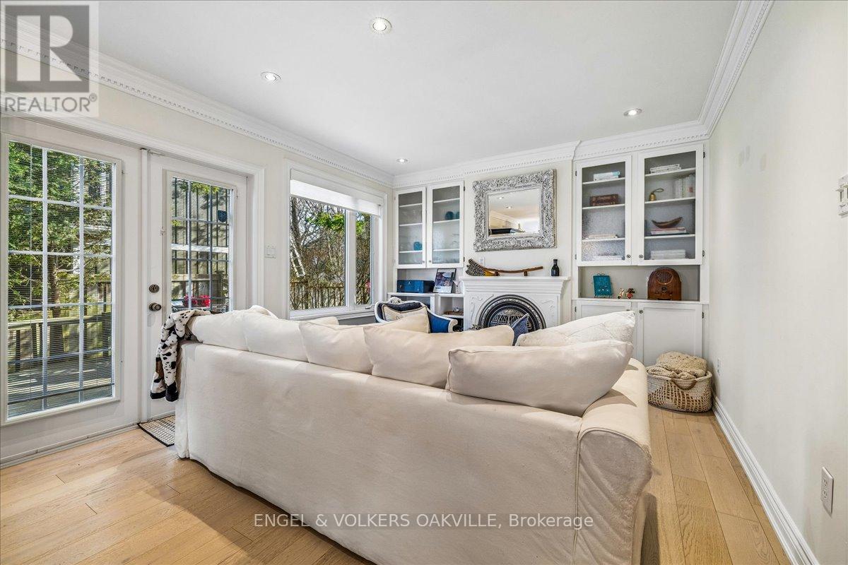 38 John Street S, Mississauga, Ontario  L5H 2E6 - Photo 11 - W12966904