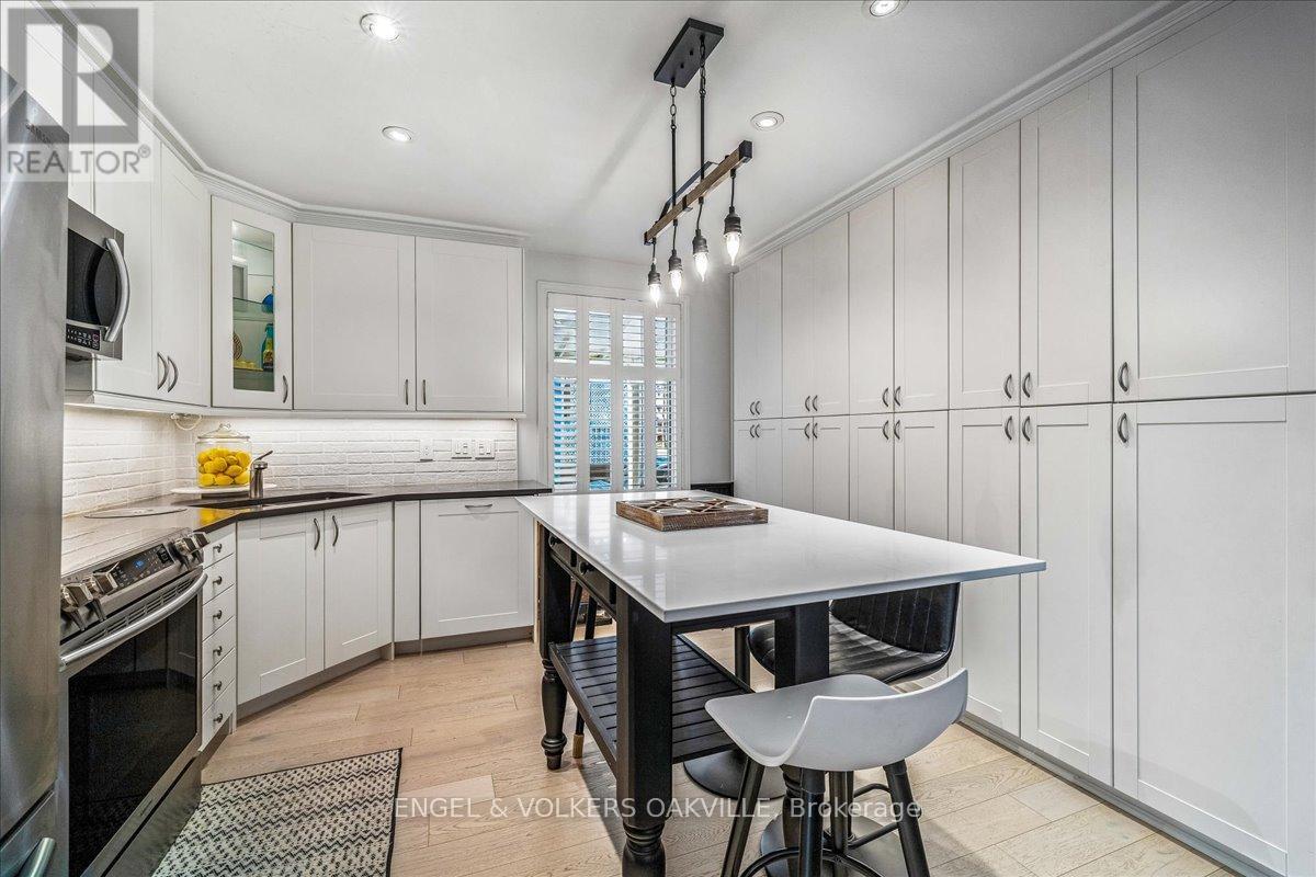 38 John Street S, Mississauga, Ontario  L5H 2E6 - Photo 17 - W12966904