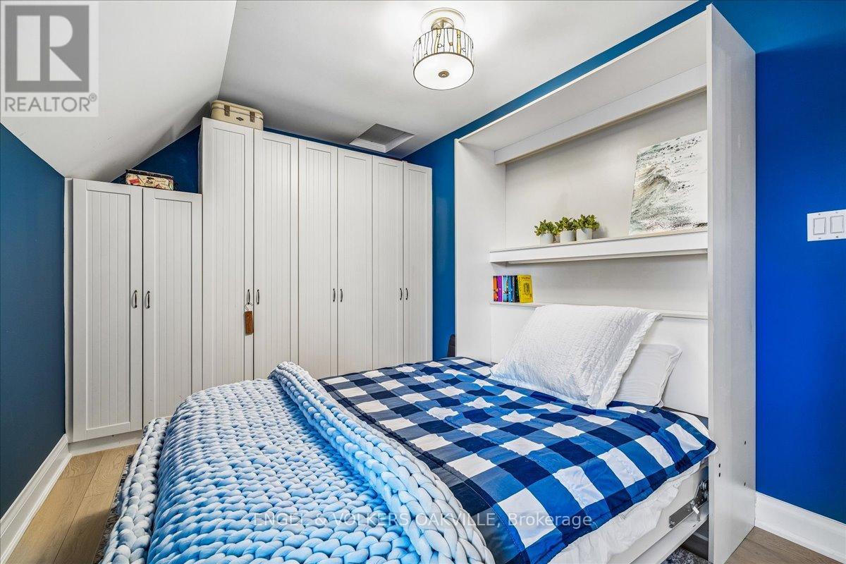 38 John Street S, Mississauga, Ontario  L5H 2E6 - Photo 23 - W12966904