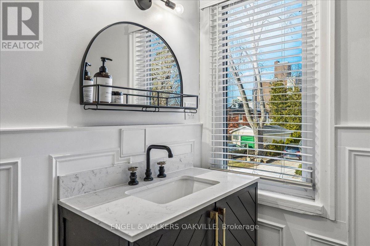 38 John Street S, Mississauga, Ontario  L5H 2E6 - Photo 27 - W12966904