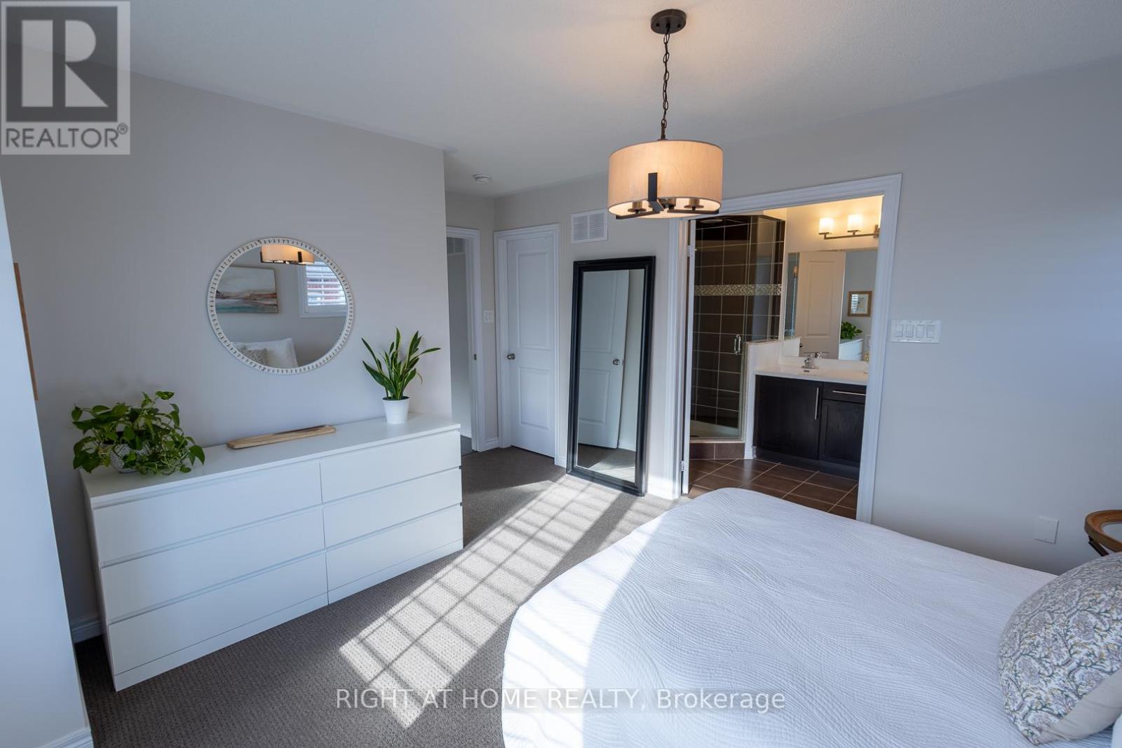 25 Rockman Crescent, Brampton, Ontario  L7A 4B4 - Photo 4 - W12967002