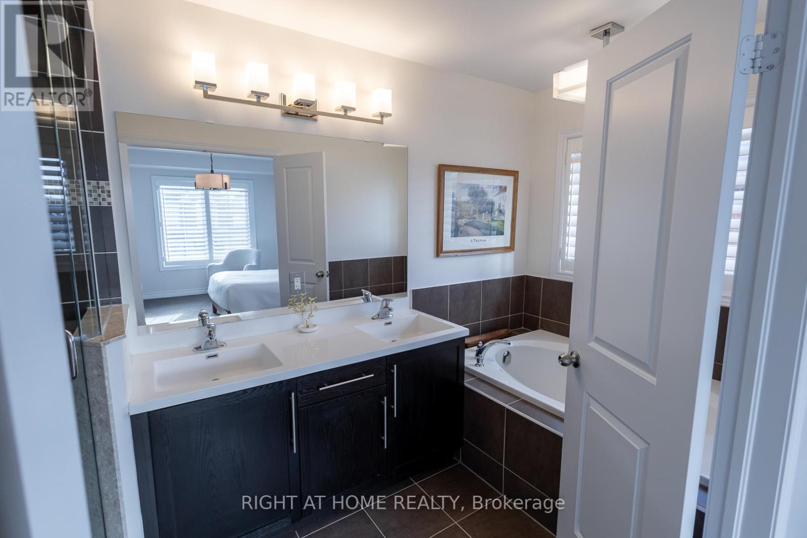 25 Rockman Crescent, Brampton, Ontario  L7A 4B4 - Photo 5 - W12967002