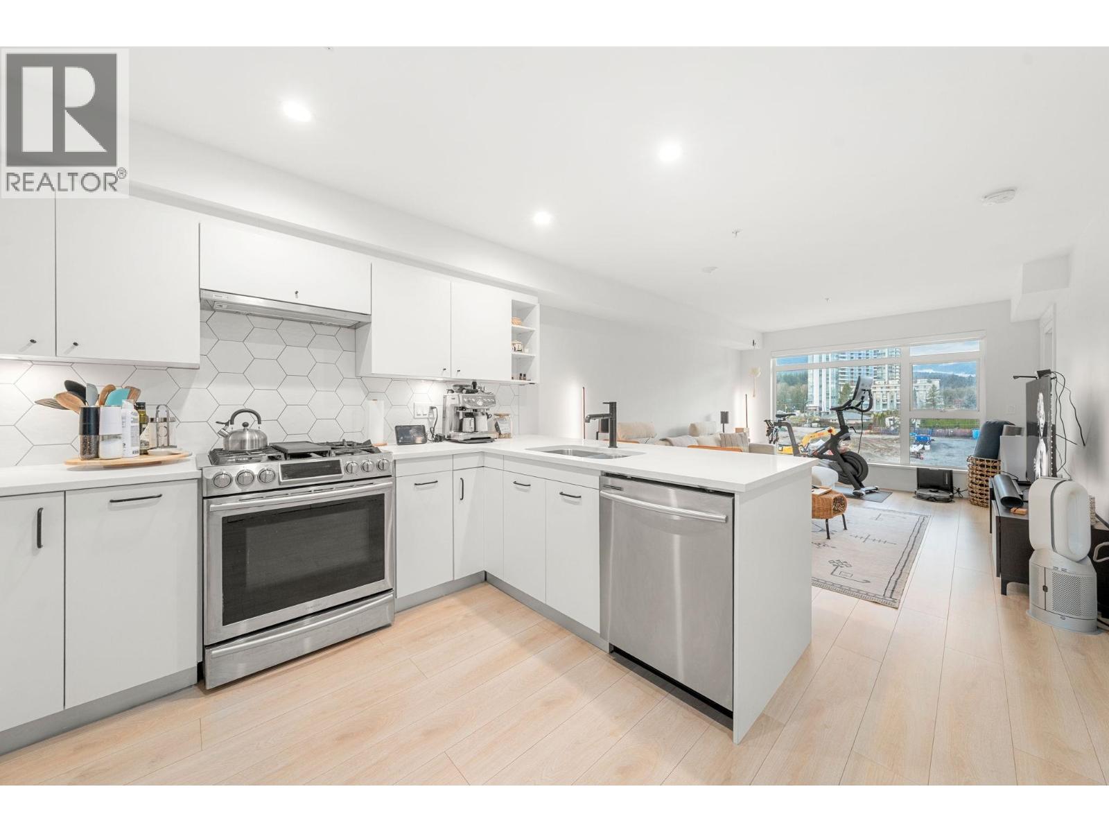 402 1519 Crown Street, Vancouver, British Columbia  V7J 1G6 - Photo 8 - R3107585