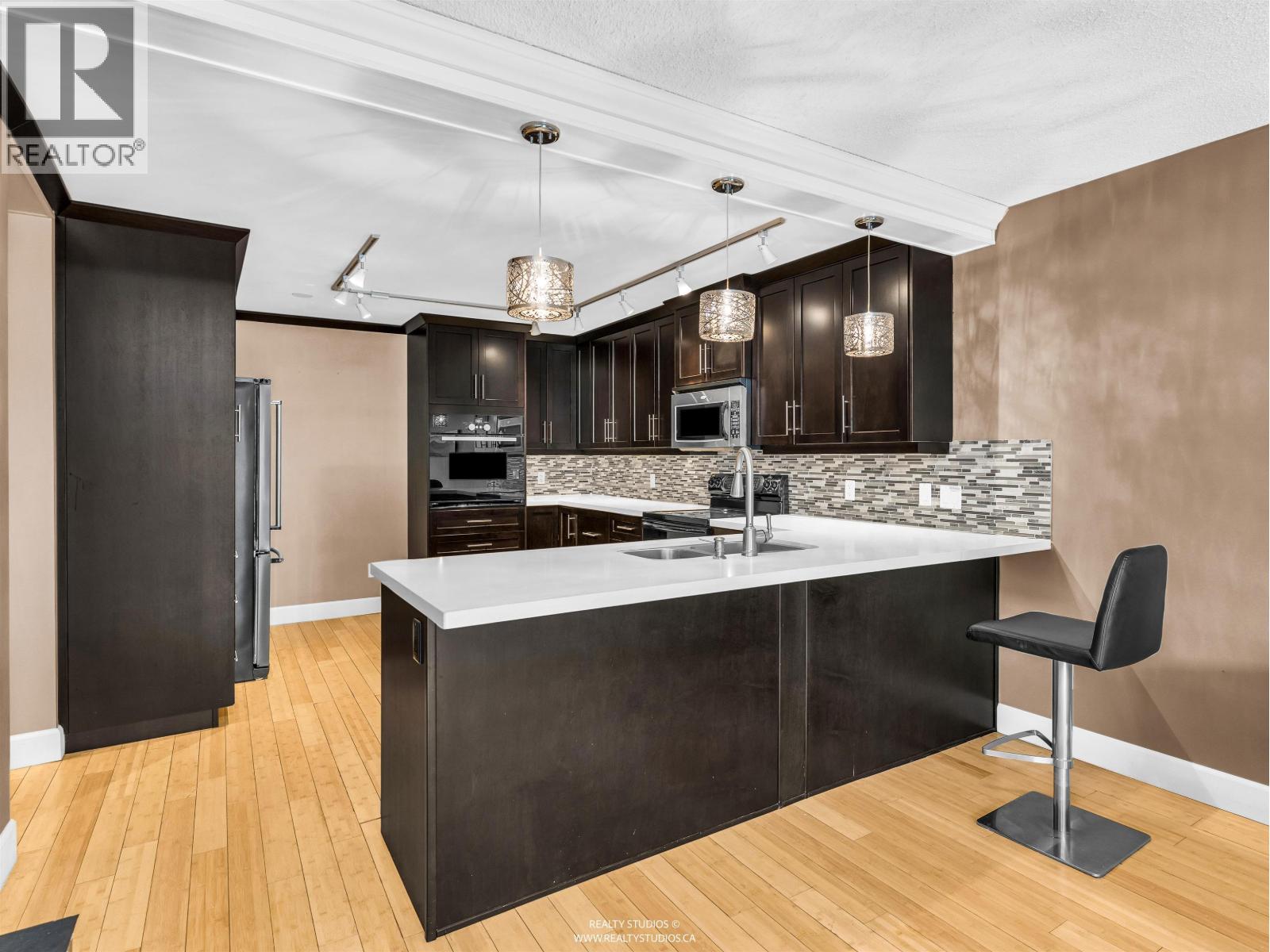 203 4323 Gallant Avenue, North Vancouver, British Columbia  V7G 2C1 - Photo 3 - R3107614