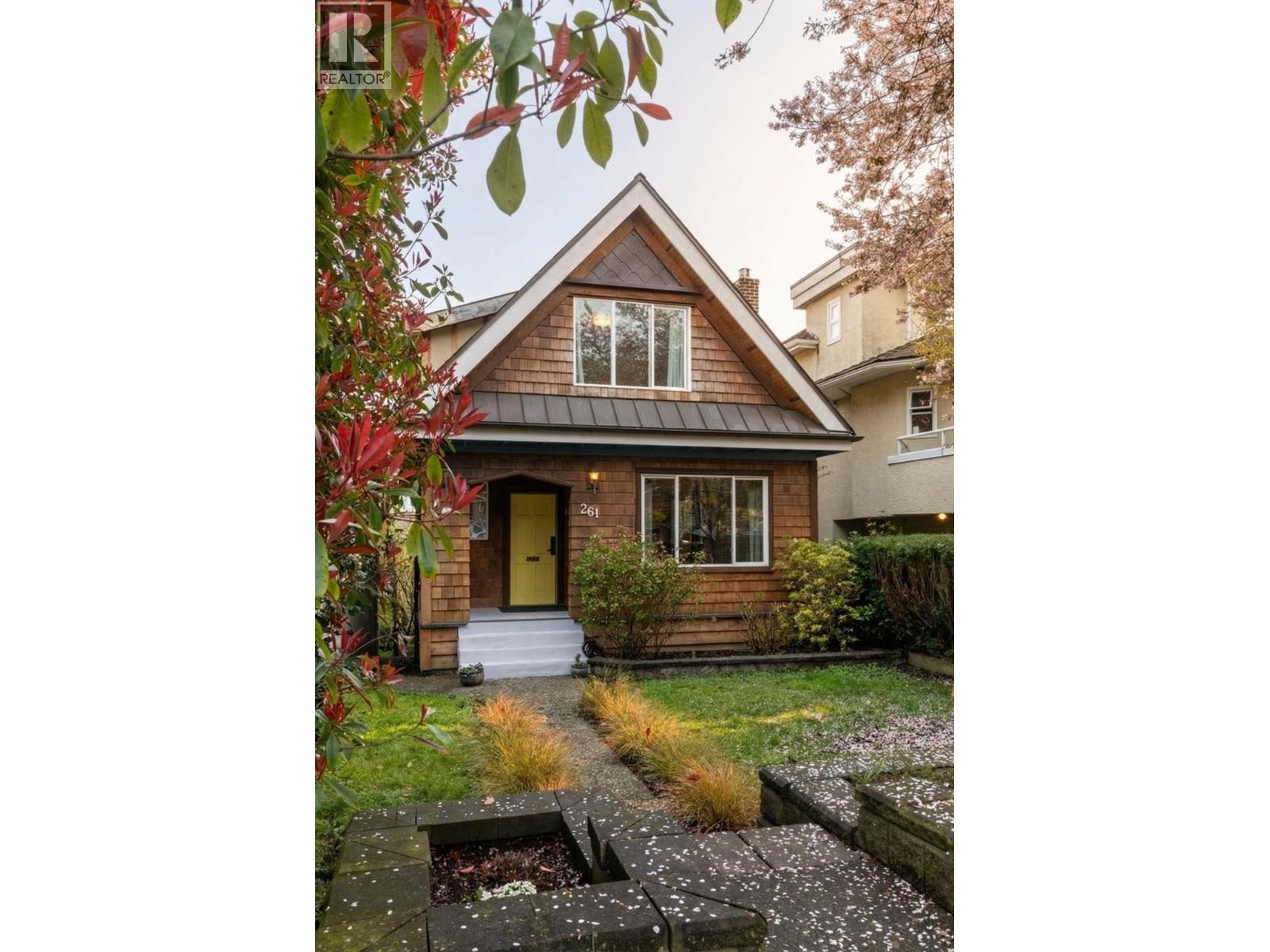 261 E 4TH STREET, North Vancouver, British Columbia