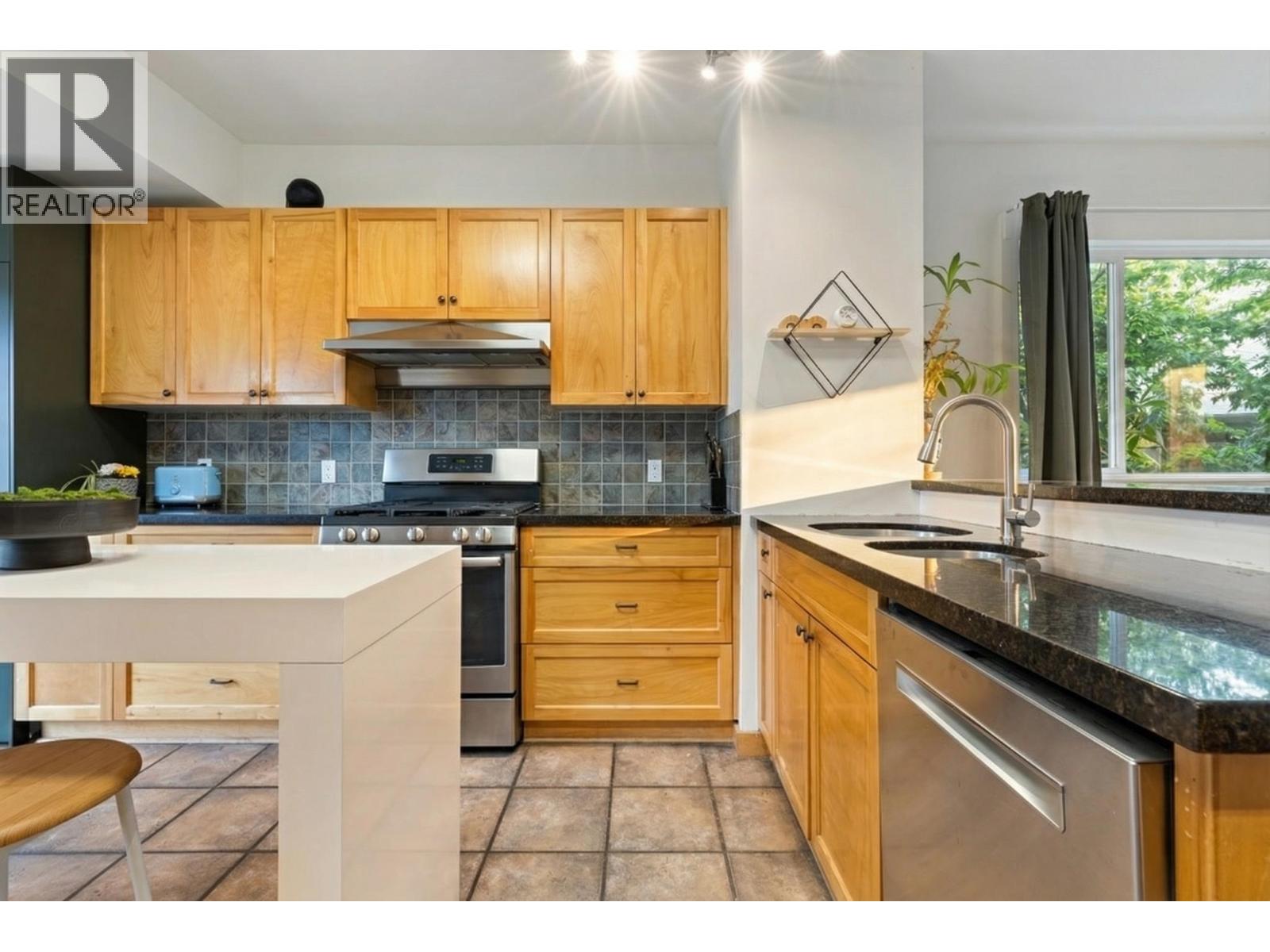 261 E 4th Street, North Vancouver, British Columbia  V7L 1J1 - Photo 12 - R3107659