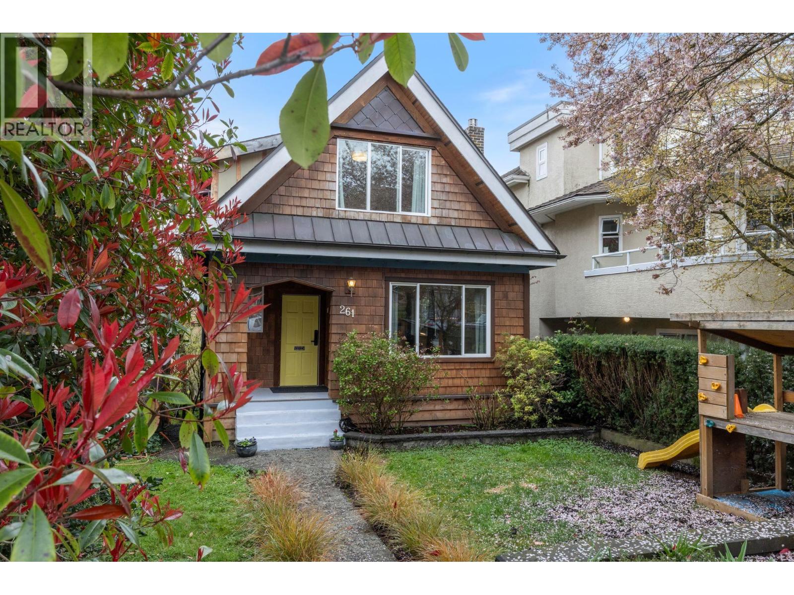 261 E 4th Street, North Vancouver, British Columbia  V7L 1J1 - Photo 2 - R3107659