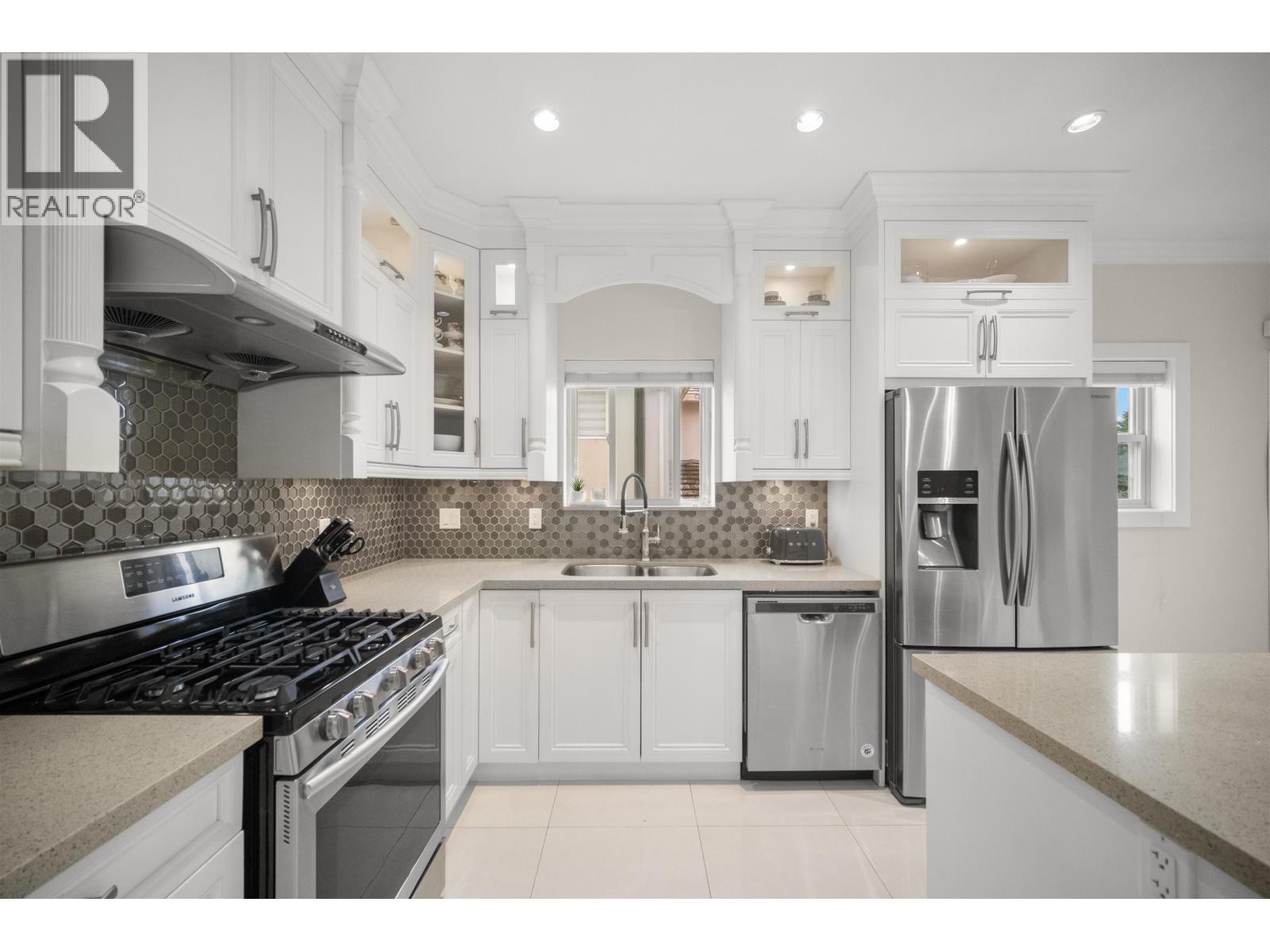 4986 Inman Avenue, Burnaby, British Columbia  V5G 2Y6 - Photo 2 - R3105929