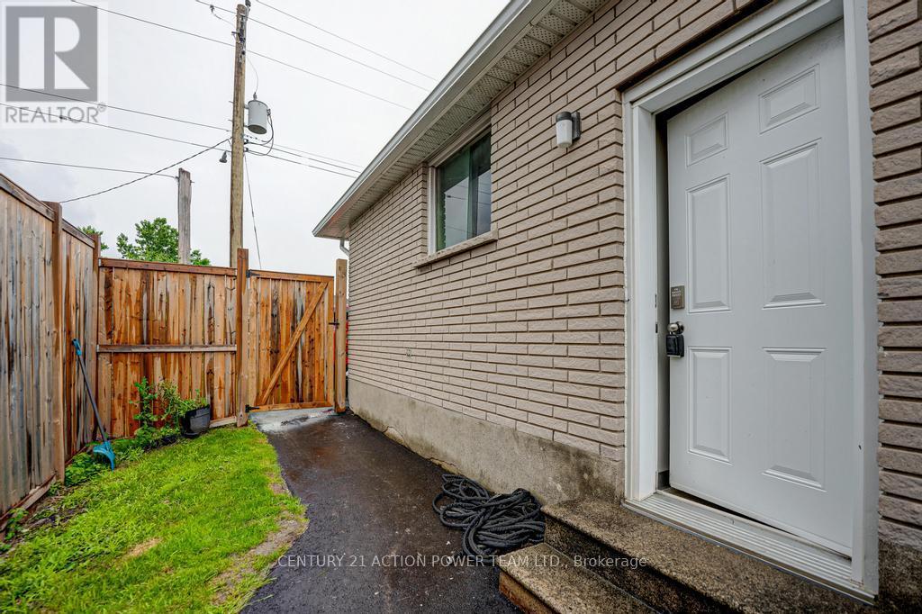 B - 1149 B Parisien Street, Ottawa, Ontario K1B 3N3 - Photo 2 - X12967040