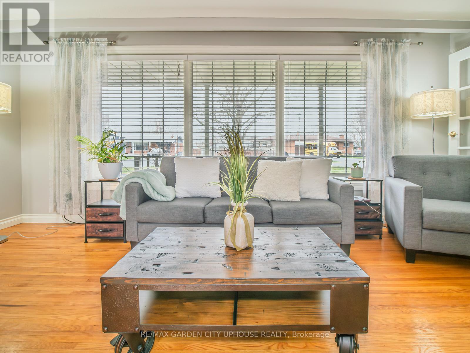 46 Strathcona Drive, St. Catharines, Ontario  L2M 2B1 - Photo 4 - X12967126