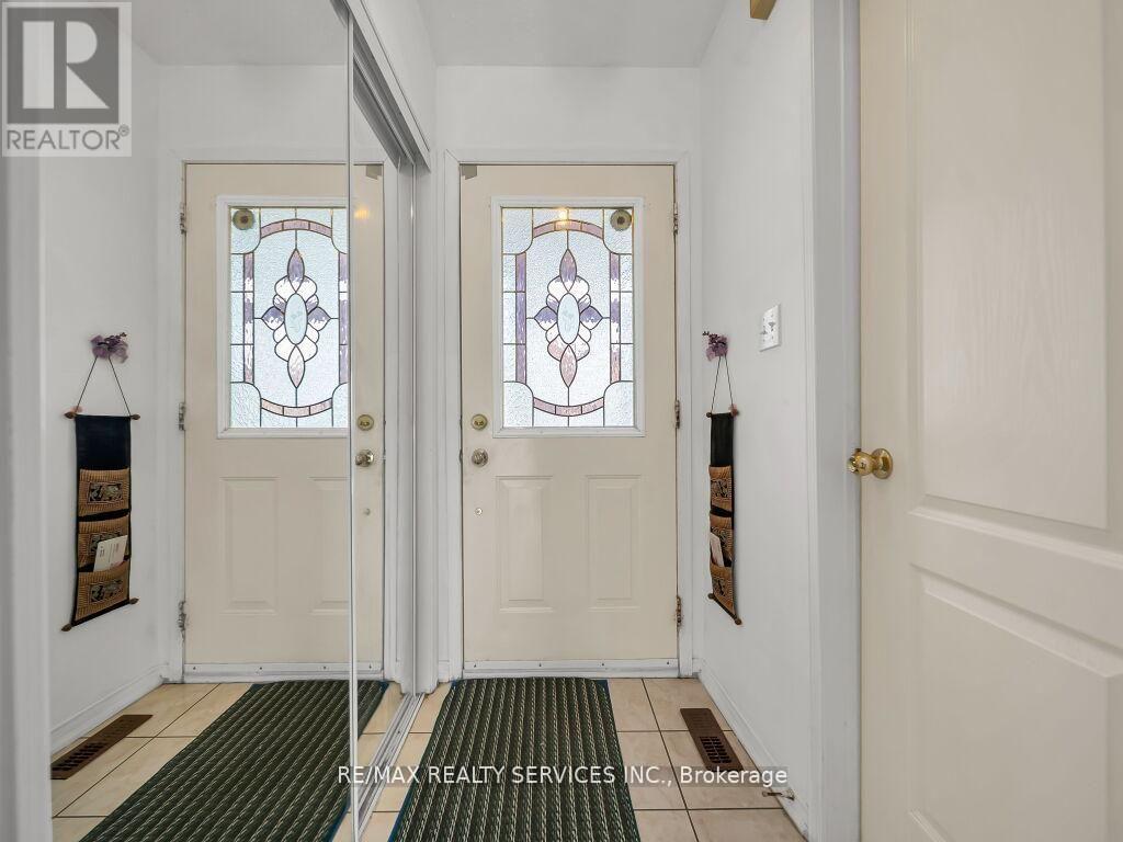 118 Queen Mary Drive, Brampton, Ontario  L7A 2R5 - Photo 5 - W12967178