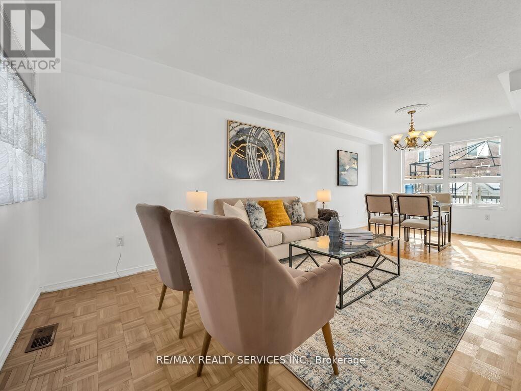 118 Queen Mary Drive, Brampton, Ontario  L7A 2R5 - Photo 6 - W12967178