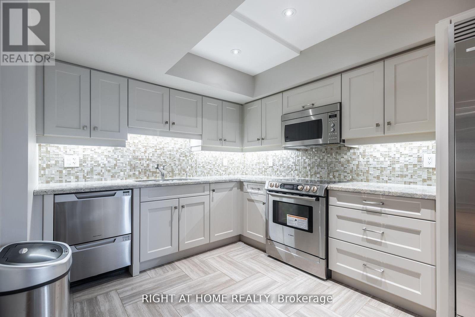 38 Sugarbush Court, Vaughan, Ontario  L4L 2Z2 - Photo 5 - N12962252