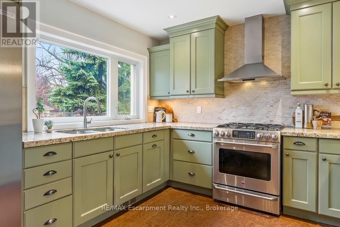 1071 Melvin Avenue, Oakville, Ontario  L6J 2V8 - Photo 10 - W12967236