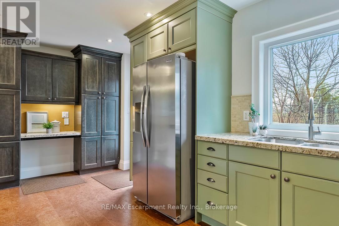 1071 Melvin Avenue, Oakville, Ontario  L6J 2V8 - Photo 12 - W12967236