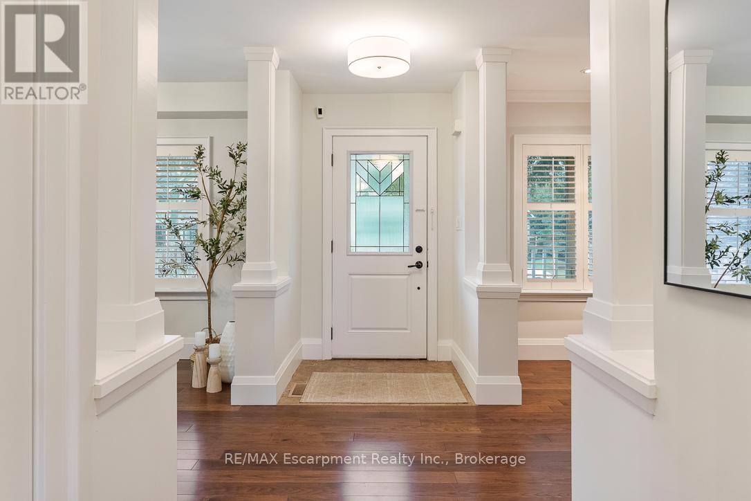 1071 Melvin Avenue, Oakville, Ontario  L6J 2V8 - Photo 3 - W12967236